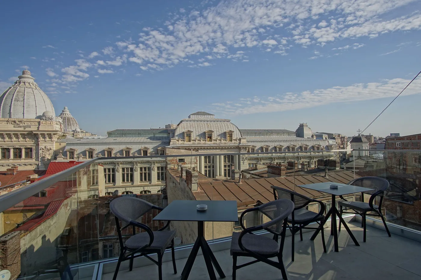 Terasa Sky Bar de la etajul 7 al Filitti Boutique Hotel, cu vedere spre Centrul Vechi din București