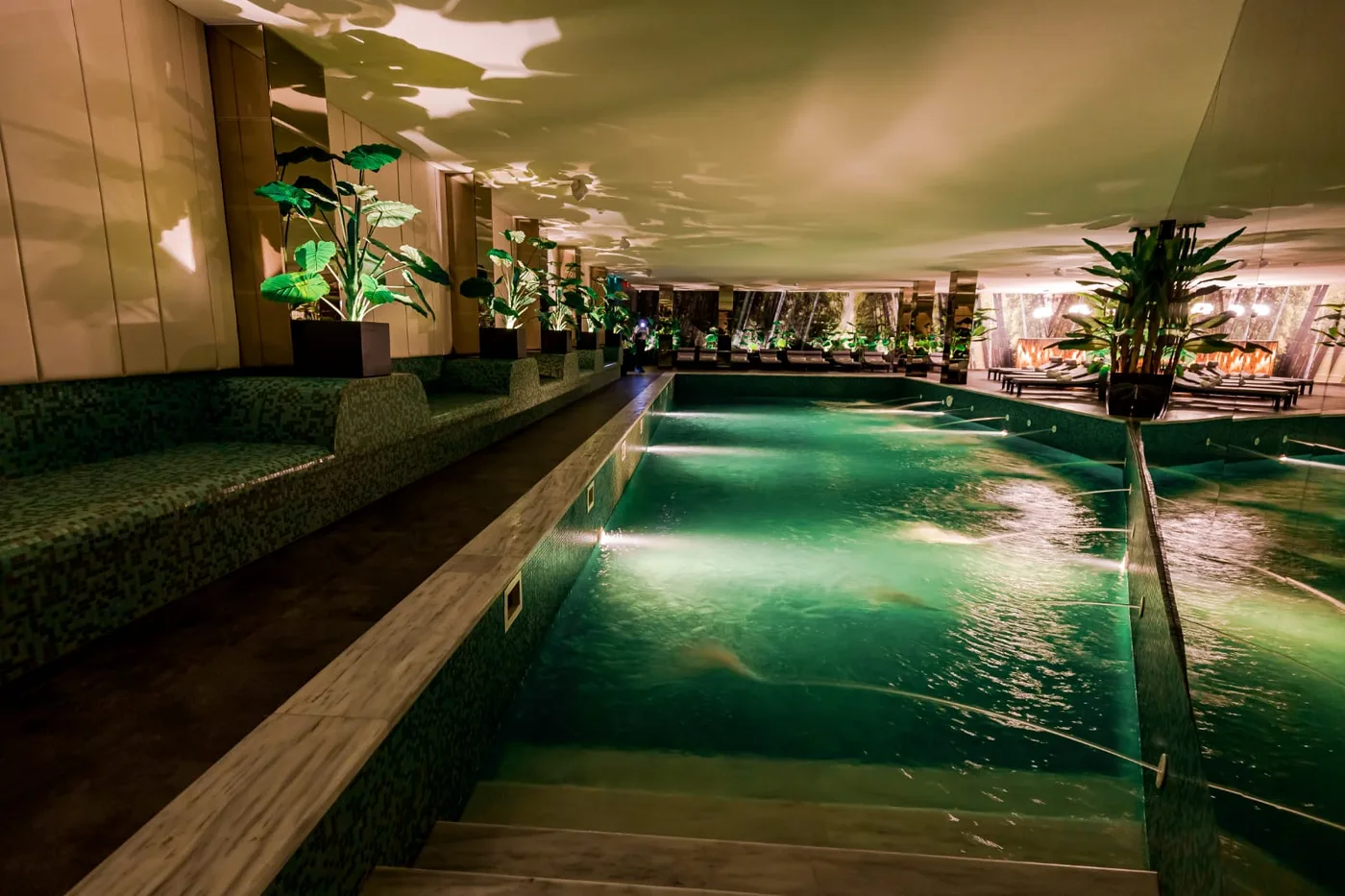 Piscina interioară din spa-ul Hermanns Hotel Sibiu